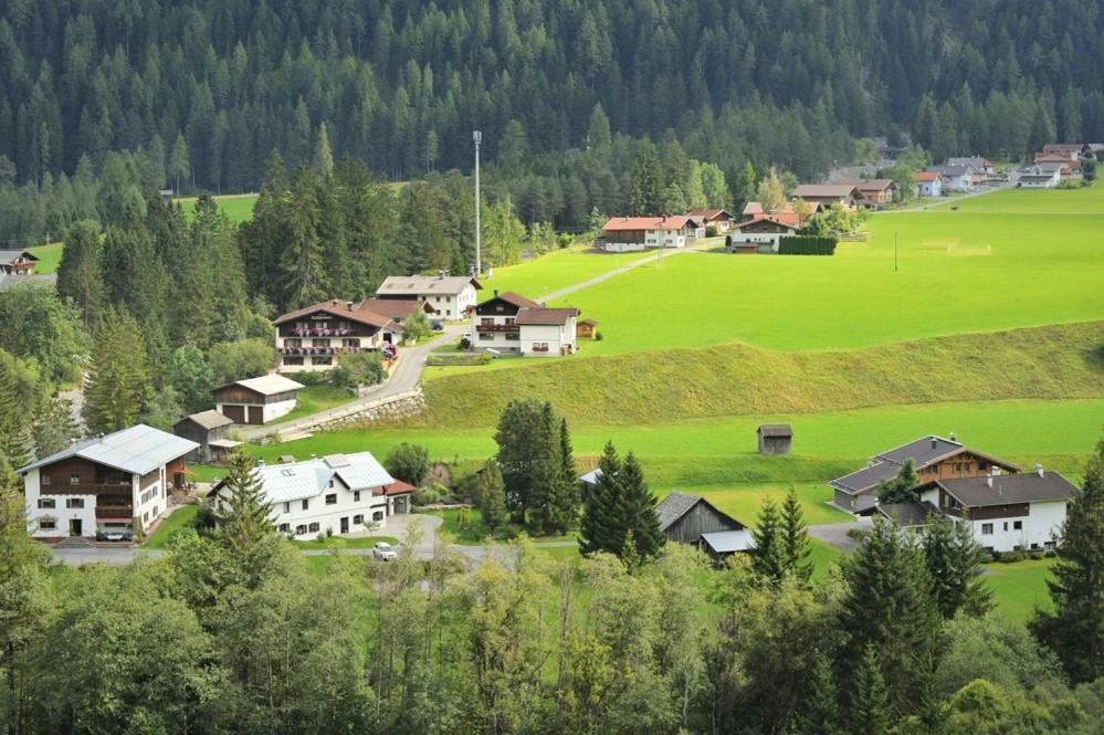 Haus Alpina Apartamento Häselgehr Exterior foto